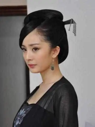 蒋欣刘亦菲的古装扮相随着年龄的增长,也是越来越成熟沉稳,不变的是她