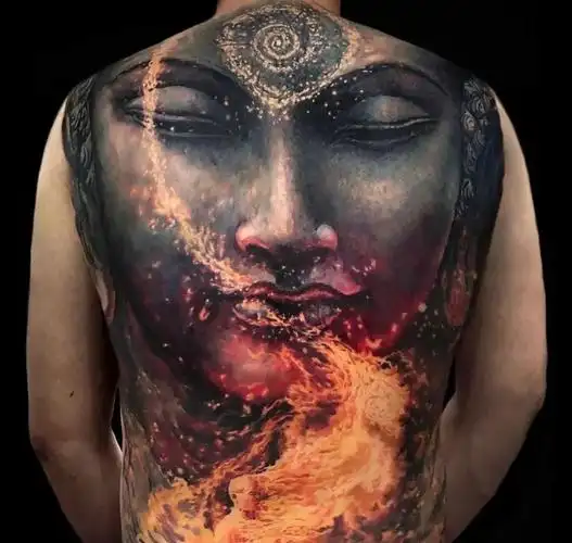 纹身牛人在后背上画写实油画网友评论有这水平可以当画家了