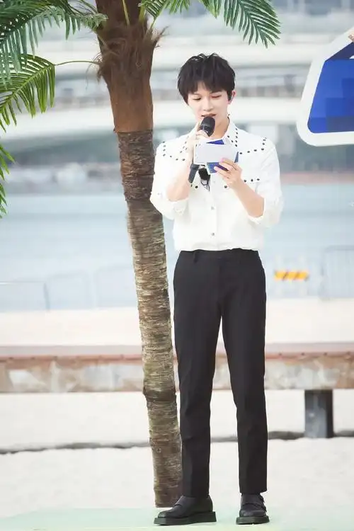 周深气质越来越好了白t牛仔裤穿出潮男范这些造型像时尚大片