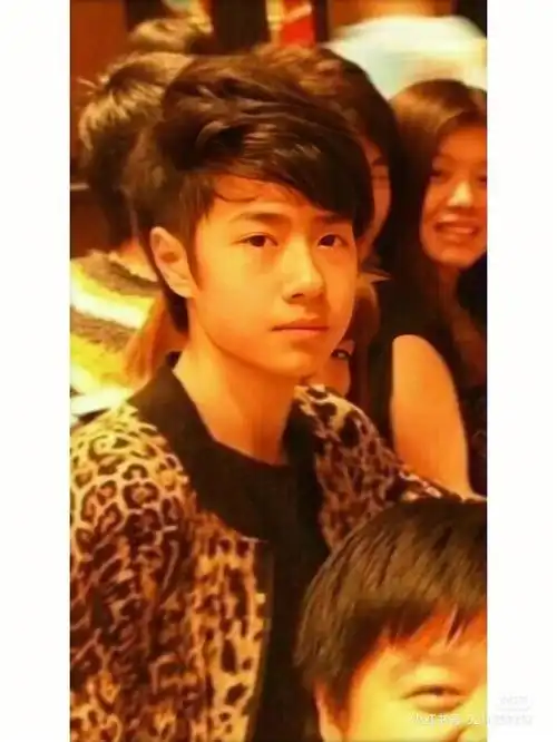 王一博小时候的双眼皮长大以后时有时无了