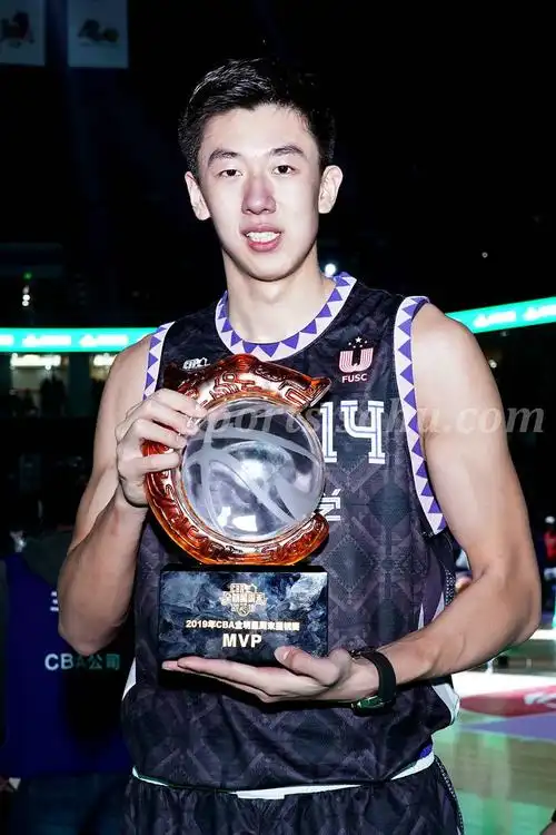 王少杰获星锐赛mvp 屡强攻篮下助大学生队取胜(图)