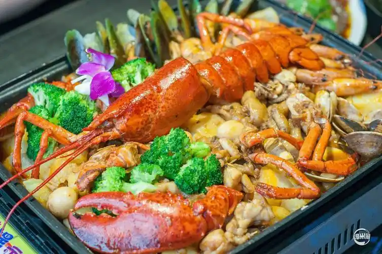 分量大到屏幕都放不下,波士顿龙虾,青口贝,虾,鱿鱼,花蛤,超多海鲜!