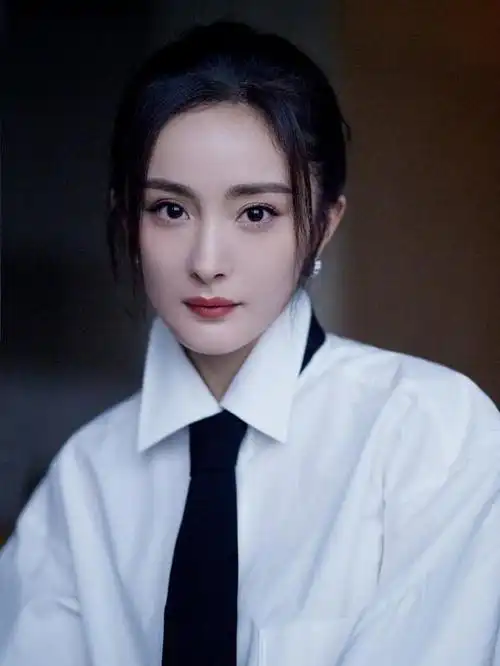 杨幂写真,身穿白色西装,内搭白色衬衫,时尚优雅,又帅又俏