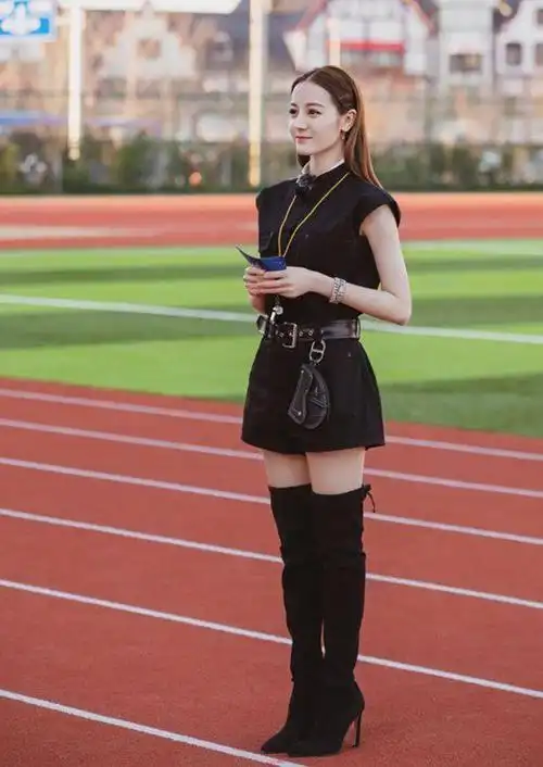 迪丽热巴造型太野皮衣配过膝长靴又美又飒看着像女军阀