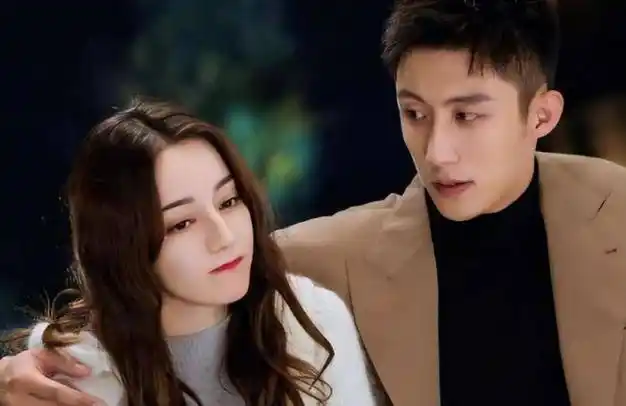 迪丽热巴黄景瑜恋情又添新证据自拍照出现同款背景后援站停更