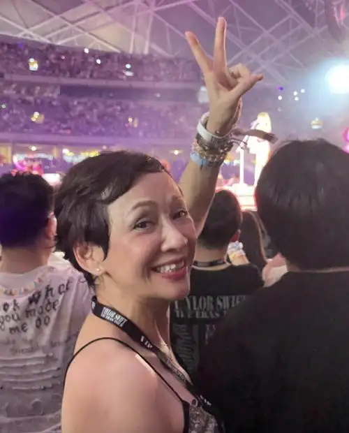 64岁余安安看taylorswift巡演,吊带配热裤活力十足,同场林恬儿_演唱会