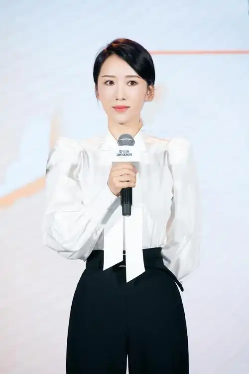 李念穿飘带衬衫配西装裤,干练造型,满满的新时代独立范儿