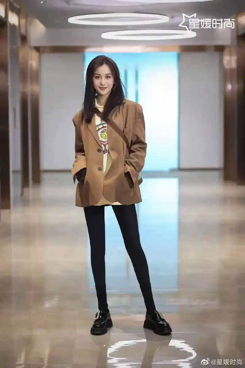 演员夏楠 × 薇妮体雕修身系列  春季穿搭新思路,卫衣配上薇 - 抖音
