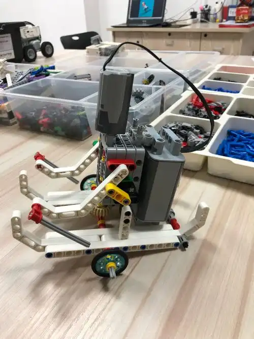 德宝乐高机器人-李老师(12月24日星期四7:00-8:30)-滑雪小人(韩睿泽)