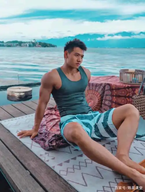 眉清目秀的运动小哥穿灰裤子太可了秀出腹肌的他更不错