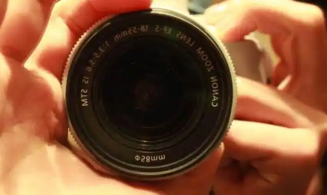 是指它拍出来的照片有多少个点构成,100万像素就大约由100万个点构成