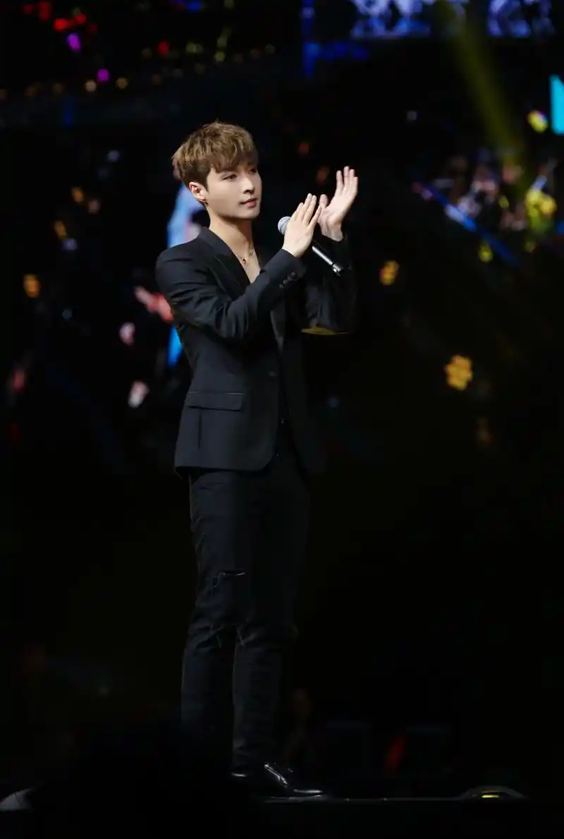 都说帽子是老板的开关,戴上渔夫帽的张艺兴果然火力全开,连着两首歌曲