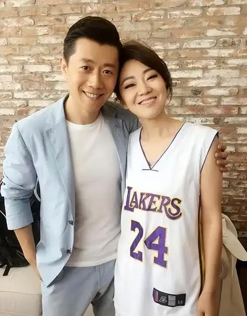 "迷糊女神"闫妮:离婚后3次"老牛吃嫩草",53岁为何不