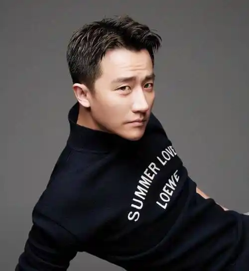 原创12岁父母分手出道又屡遭导演忽悠黄轩38岁和妈妈生活