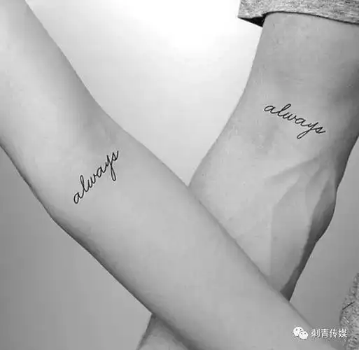 你我身上有同样印记 在你以后离开我的每一天 看见纹身只能想起我 终