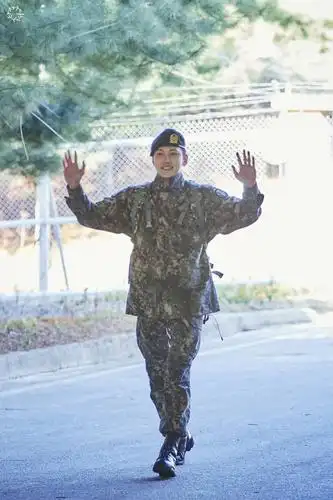 池昌旭高清退伍现场照公开 军装加持精神挺拔如小白杨【组图】--韩国