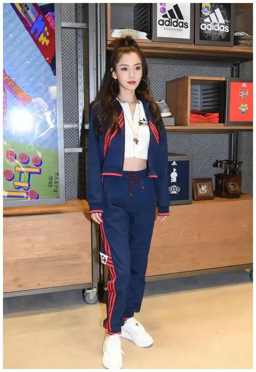 杨颖身穿露脐装出席活动,肚子黝黑还有妊娠纹,网友:当妈不容易