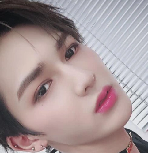 前段时间,朱正廷遇到私生饭的偷拍,因为素颜不喜欢被别人拍.