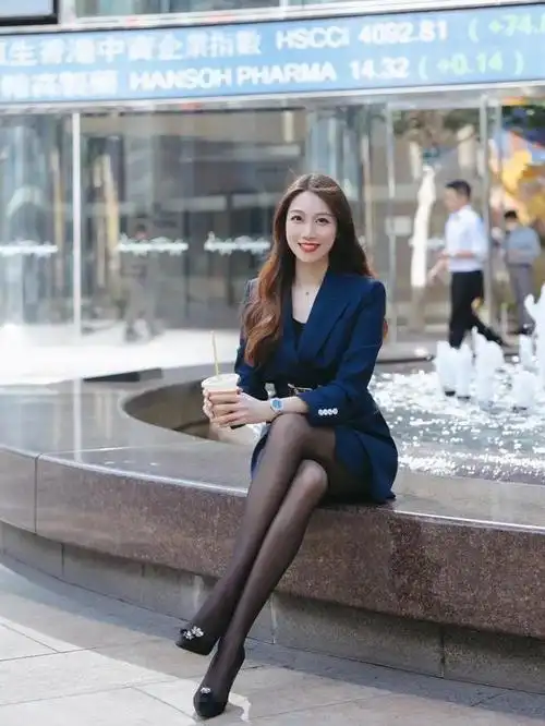 杨幂又带火了"黑丝",素人街拍都跟风,回头率高还显瘦又高级