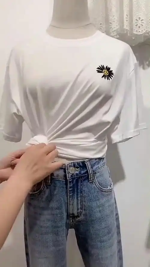 t恤打结穿法,再简单的t恤也能变的很有个性.