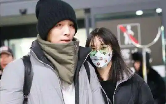 郑爽张恒情侣装牵手机场甜腻无敌幸好离开了让她自卑整容的张翰