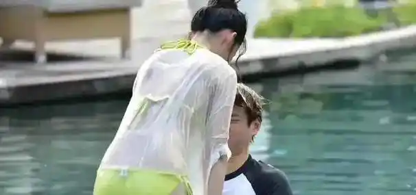曝光一组李沁性感大片,大胆穿着泳衣,与魏大勋玩得不亦乐乎_泳装_互动
