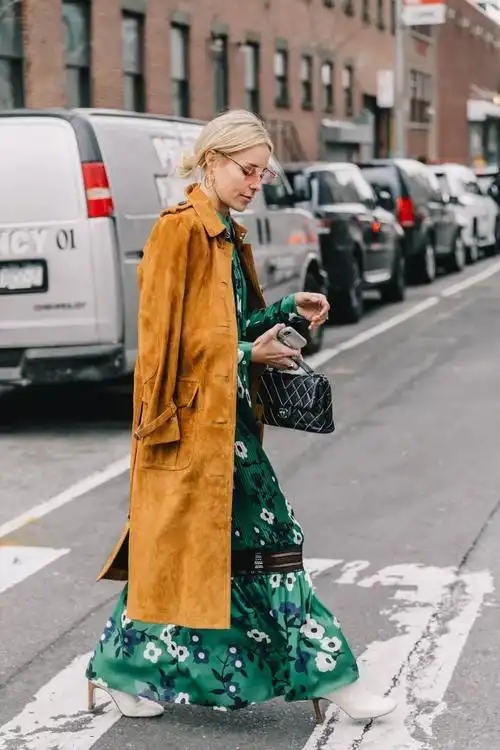 外套里面别穿打底衫了,2021春天流行这么穿!