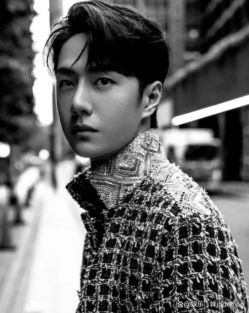 王一博 超季山茶花刺绣大衣 拼接牛仔裤运动鞋,高级帅气秒杀全场