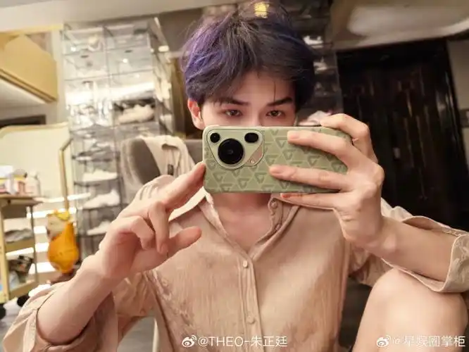 网友偶遇朱正廷买手机