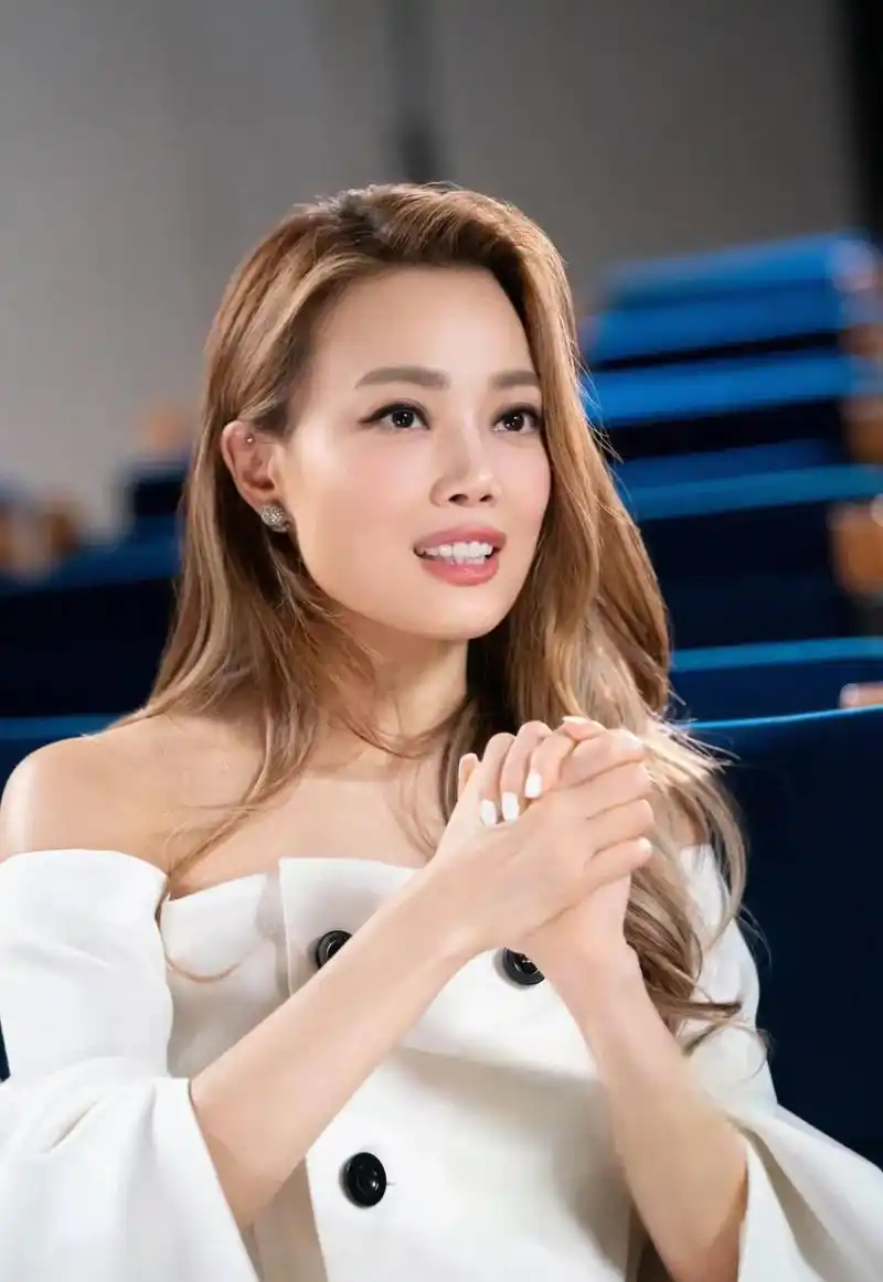 容祖儿:工作永远第一 容祖儿,乐坛天后,以她的坚持,固执,和倔强著称