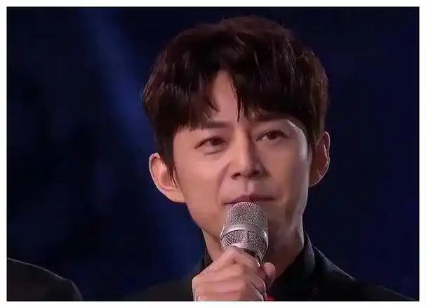 49岁何炅近照满脸皱纹,皮肤松弛面容憔悴,"不老男神"是假的_岁月_生活