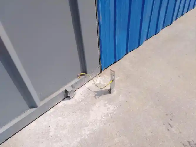 图为铁制板房防雷接地.