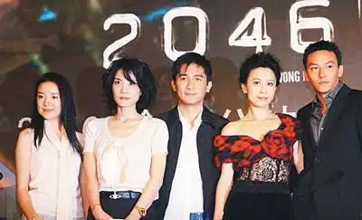 后来,董洁和梁朝伟合作了电影《2046》,在拍摄现场两人的亲密戏份多次