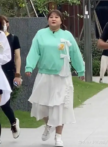 贾玲的体重总算"刹车"了,修身版唐装也敢穿出来,成胖女孩榜样 - 知乎