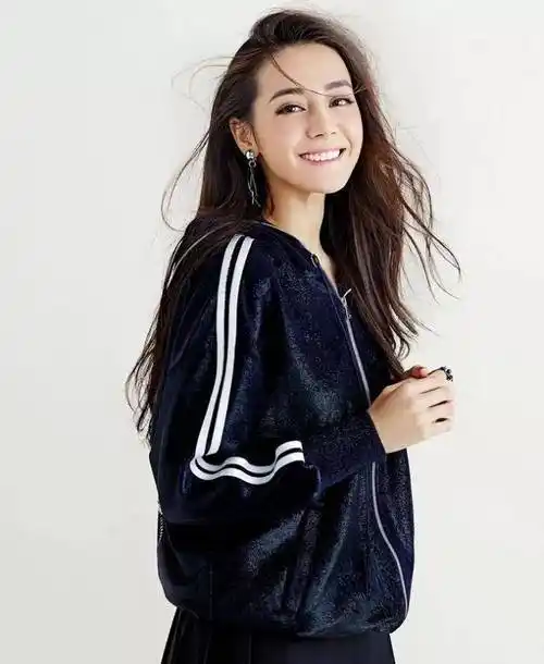 路人视角迪丽热巴气场强大,身高腿长超漂亮,网友:就是腿有点粗_争议