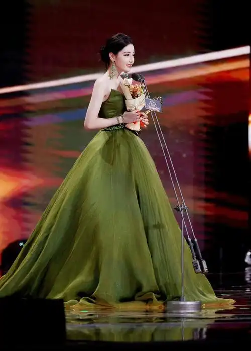 你最pick热巴的哪一个红毯造型?