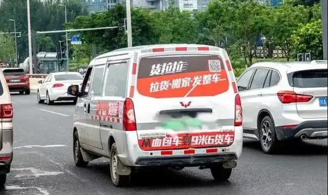 图:一辆行驶中的货拉拉面包车