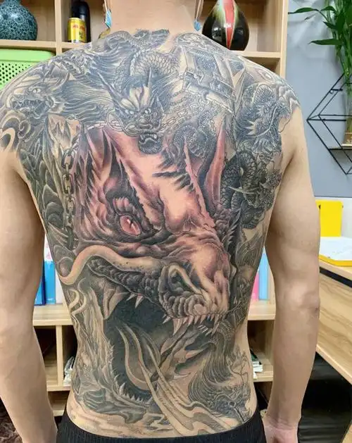 九龙拉棺纹身图片_背部纹身图案