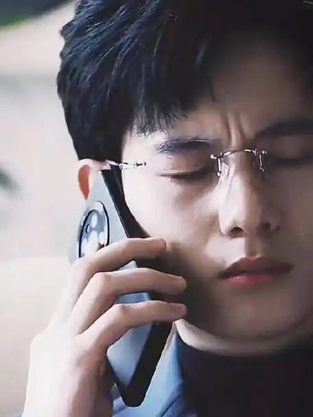 《飞驰人生热爱篇》,金丝眼镜黑西装,这次是真的给胡先煦装到了,爆改