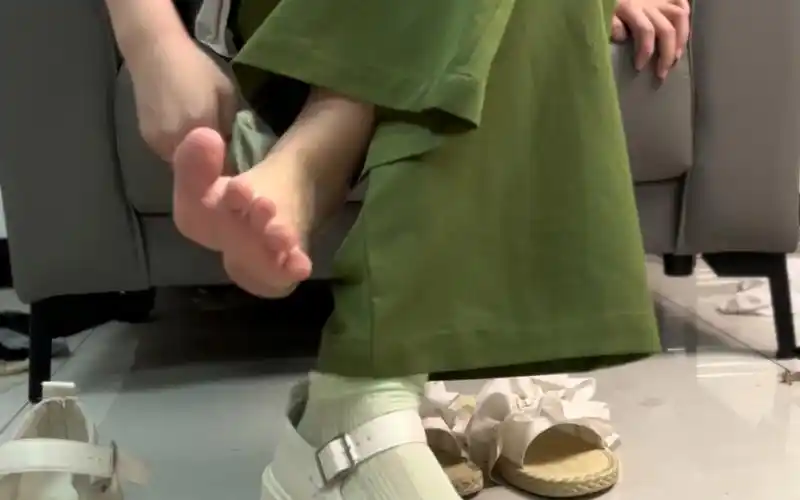 宝贝们脚底好看脚背好看