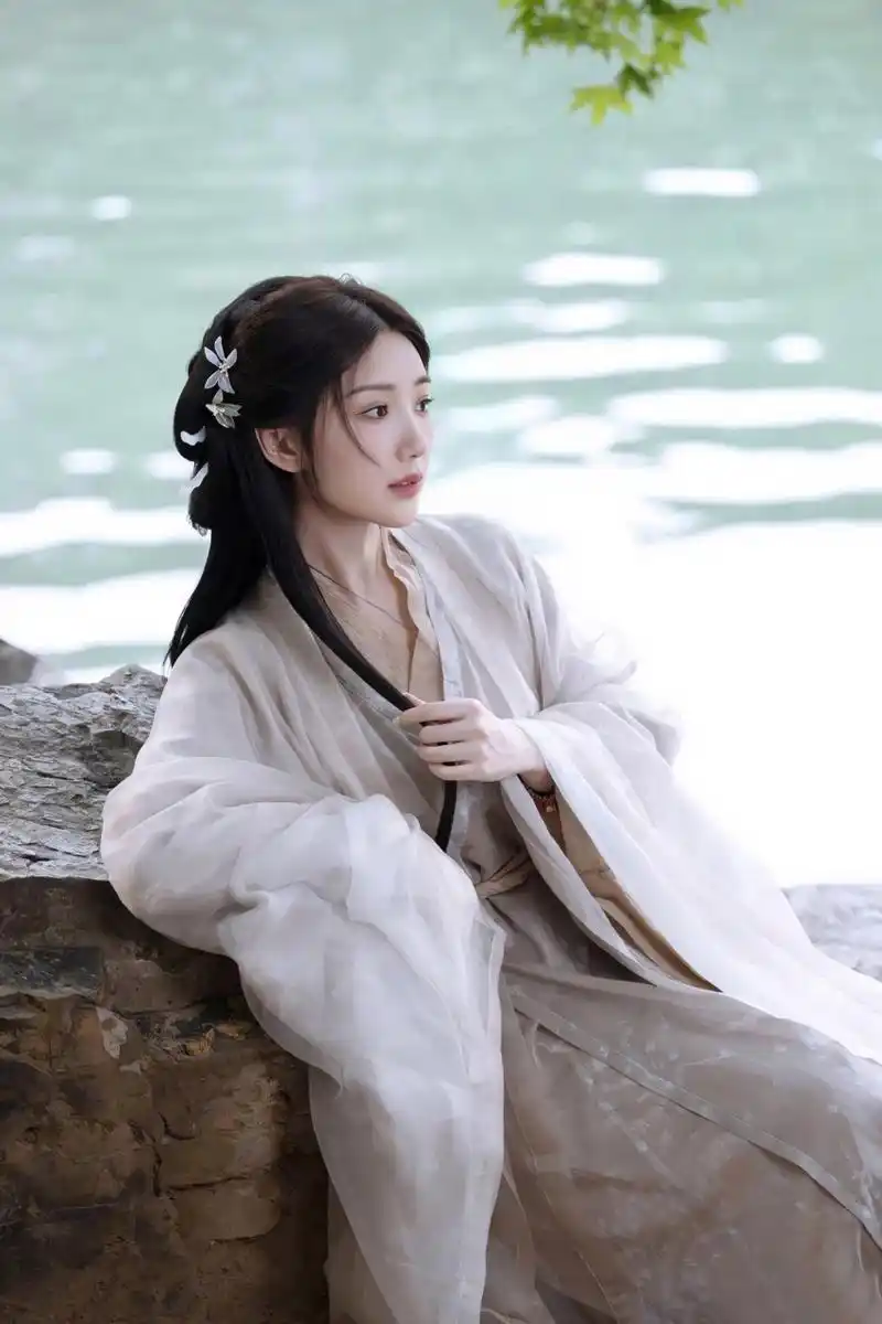 毛晓彤古装清冷绝美,气质出众#你心中的古装女神# #一眼沦陷# #清冷感