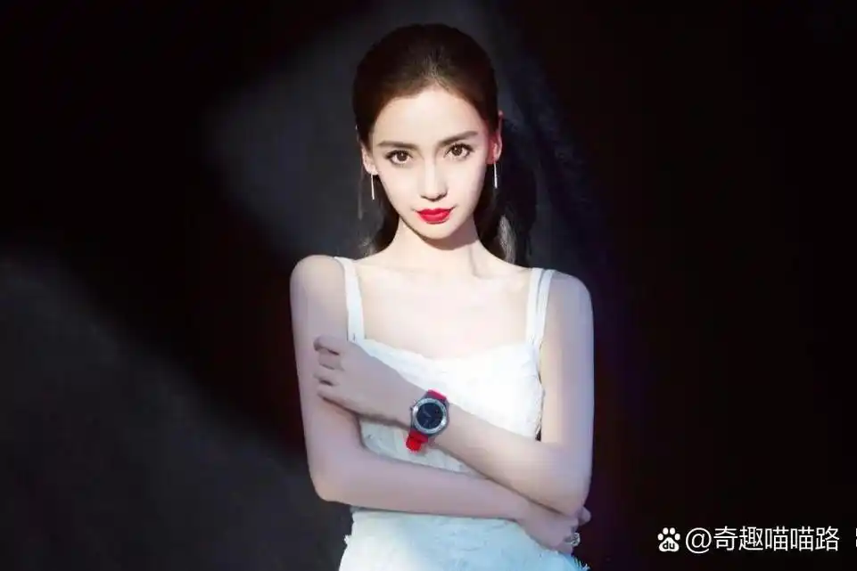 angelababy:风波与质疑 angelababy,原名杨颖,以其精致的面容和多变的