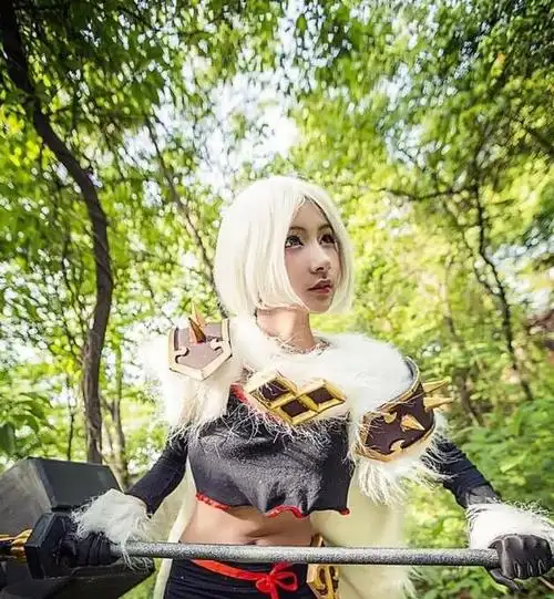 王者荣耀.钟无艳cos:这钟无艳出的是"攻击装",抗不了伤害