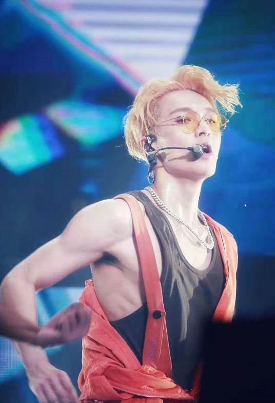 张艺兴代言潮牌,胸肌像是偷偷画的,get不到男神的魅力