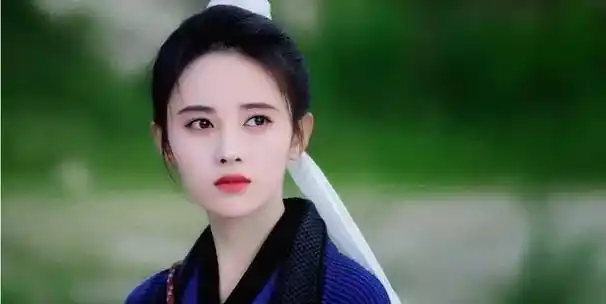 被誉为"四千年美女"的鞠婧祎,不论何时何地,她总是以那张精心妆扮的