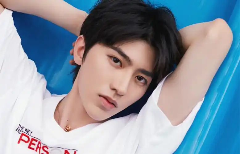 清新帅气蔡徐坤壁纸_超帅气的偶像蔡徐坤