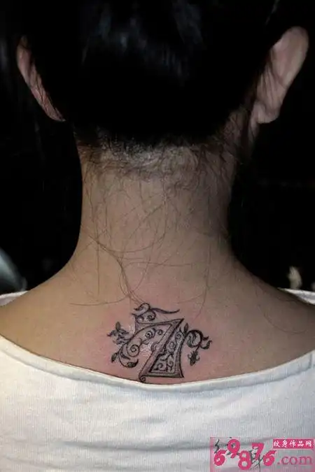 后颈流行字母z纹身图片
