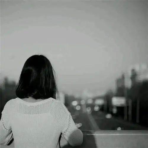 黑白女生背影图片