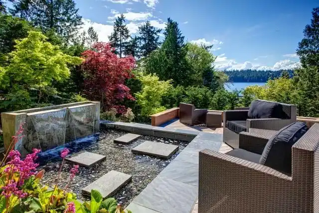 无论是否有水景,植物都具有自然的外观.因此植物是必须的.