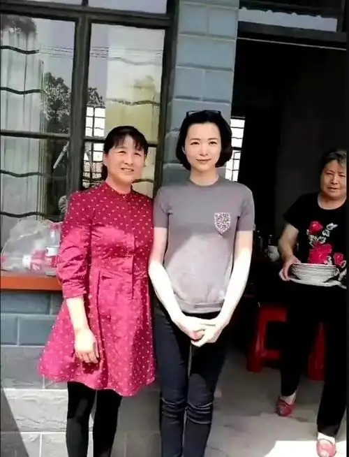 路人偶遇董卿,身材平平无奇,素颜普通至极,站姿豪放不羁,与普通大妈没